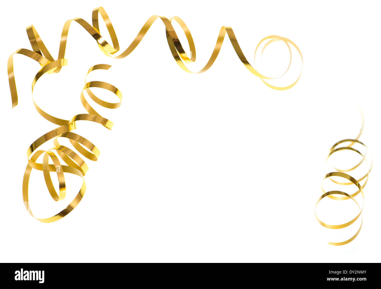 Goldene Luftschlangen isoliert auf weißem Hintergrund. selektiven Fokus Stockfoto