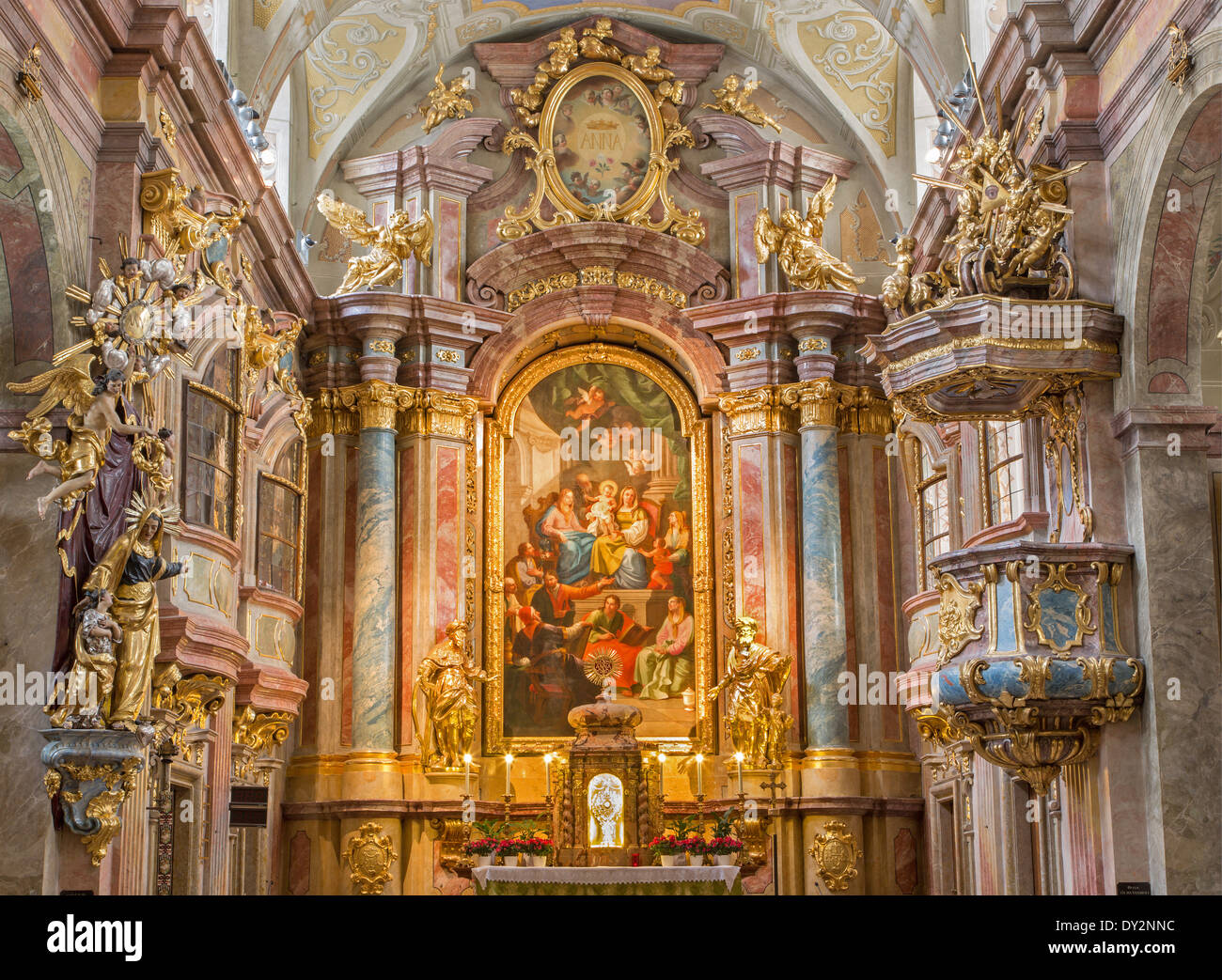 Wien, Österreich - 17. Februar 2014: Hauptaltar der Barockkirche st. Annes mit der Farbe von Daniel Gran. Stockfoto