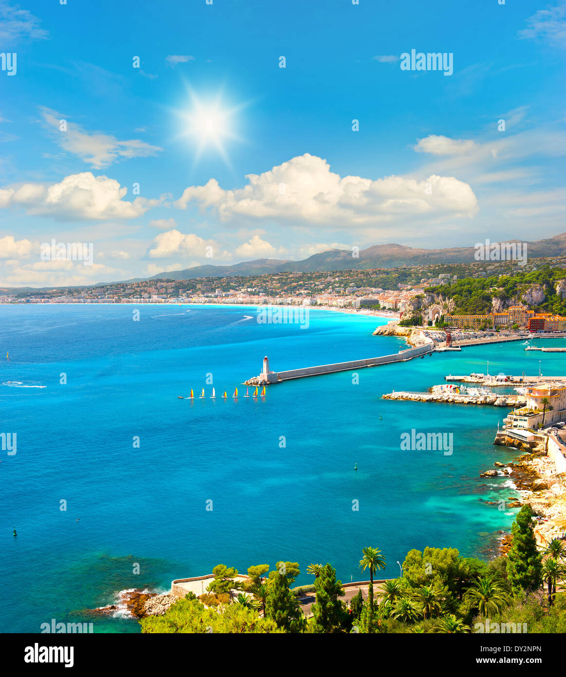 Blick auf Nizza, Côte d ' Azur, Frankreich. Côte d ' Azur. türkisfarbenes Meer und perfekten sonnigen blauen Himmel Stockfoto