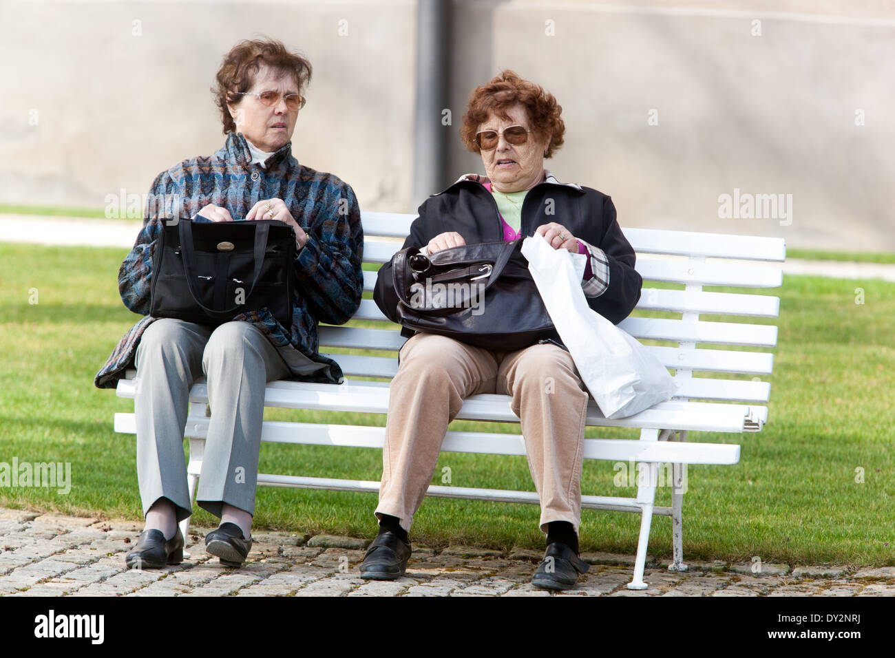 Ältere Frauen auf der Bank in Prag in der Tschechischen Republik Stockfoto