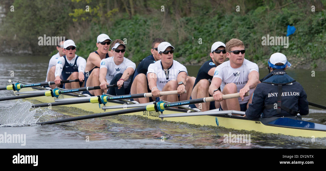 Themse, London, UK. 3. April 2014. Ausflug mit dem Boot Oxford University Boat Club Blue in Vorbereitung für die Universitäten Regatta am Sonntag, 6. April 2014 zu üben. OUBC blaue Bootscrew Bogen: Sturm UrU, 2: Tom Watson, 3 Karl Hudspith, 4 Thomas Swartz, 5 Malcolm Howard, 6 Michael Di Santo, 7, Sam O'Connor, Schlaganfall: Constantine Louloudis, Cox: Laurence Harvey, Cheftrainer: Sean Bowden. © Aktion Plus Sport/Alamy Live-Nachrichten Stockfoto