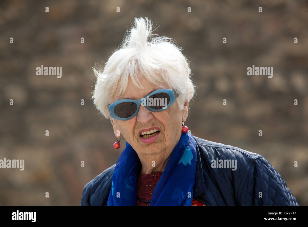 Ältere Frau mit trendiger Sonnenbrille Gray Hair Senior Lady Stockfoto