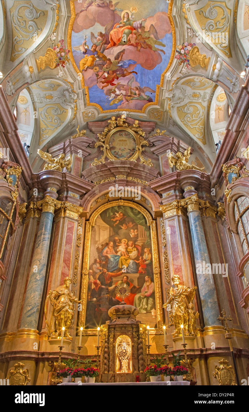 Wien, Österreich - 17. Februar 2014: Hauptaltar des Barock st. Annes mit der Farbe der Kirche und Fresken von Daniel Gran. Stockfoto