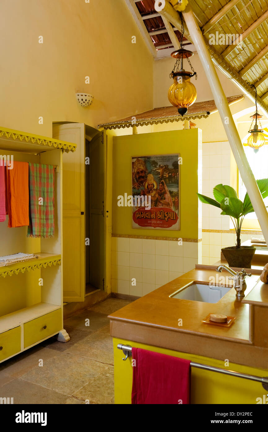 Badezimmer mit lackierten Möbel in Goa Haus Stockfoto