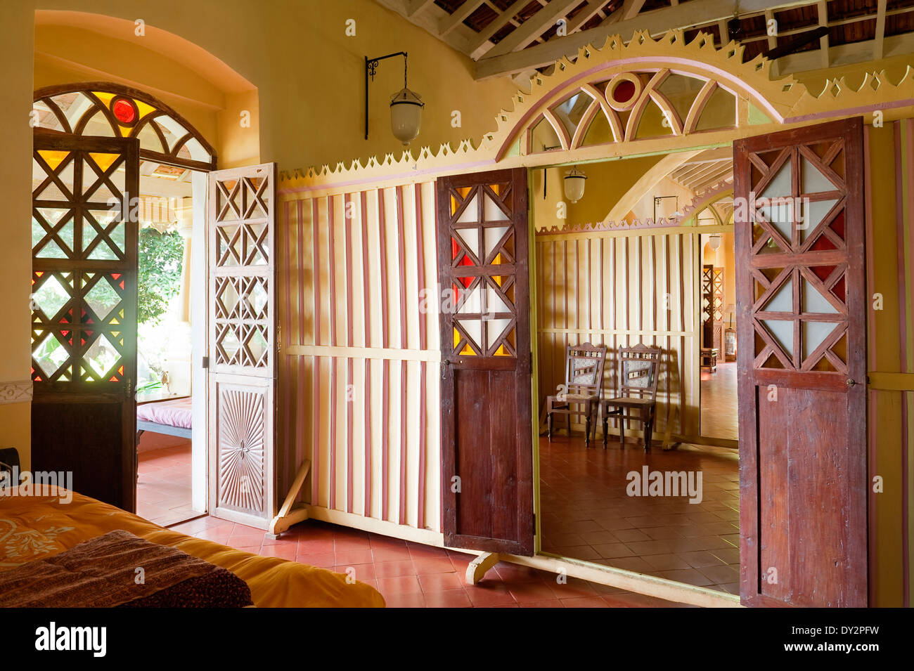 Blick durch die Türen der Bildschirm Partition und Tür zur Veranda im Haus aus Goa, Indien Stockfoto