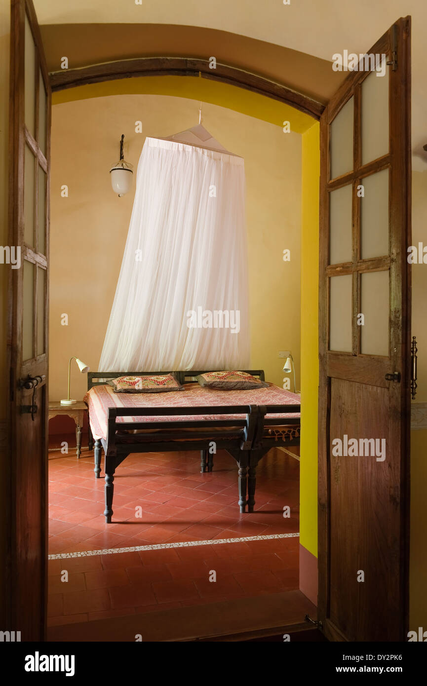 Blick ins Schlafzimmer durch Doppeltüren in Goa nach Hause, Indien Stockfoto