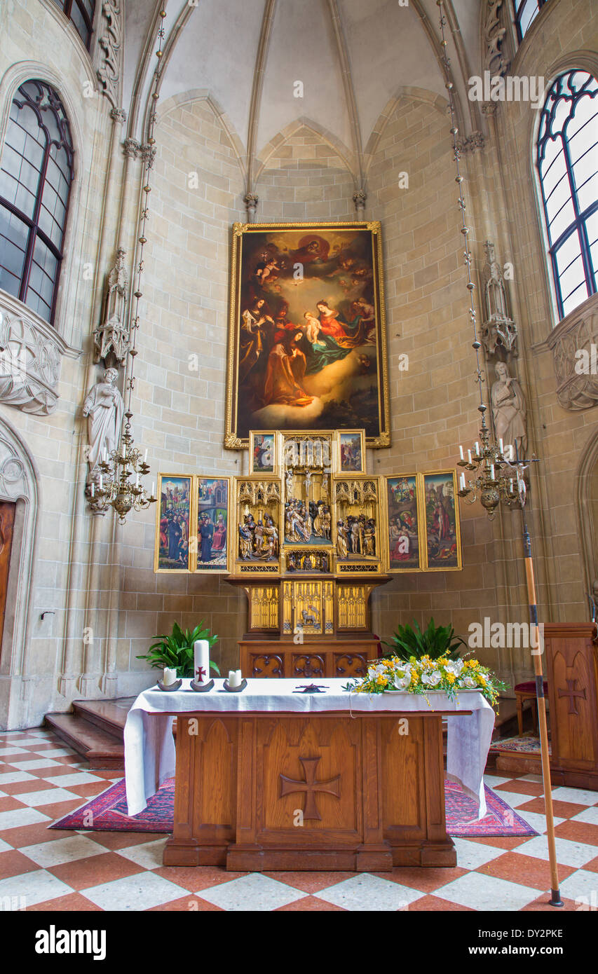 Wien, Österreich - 17. Februar 2014: Kirche des Deutschen Ordens oder Deutschordenkirche und dem gotischen geschnitzten Flügel-altar Stockfoto