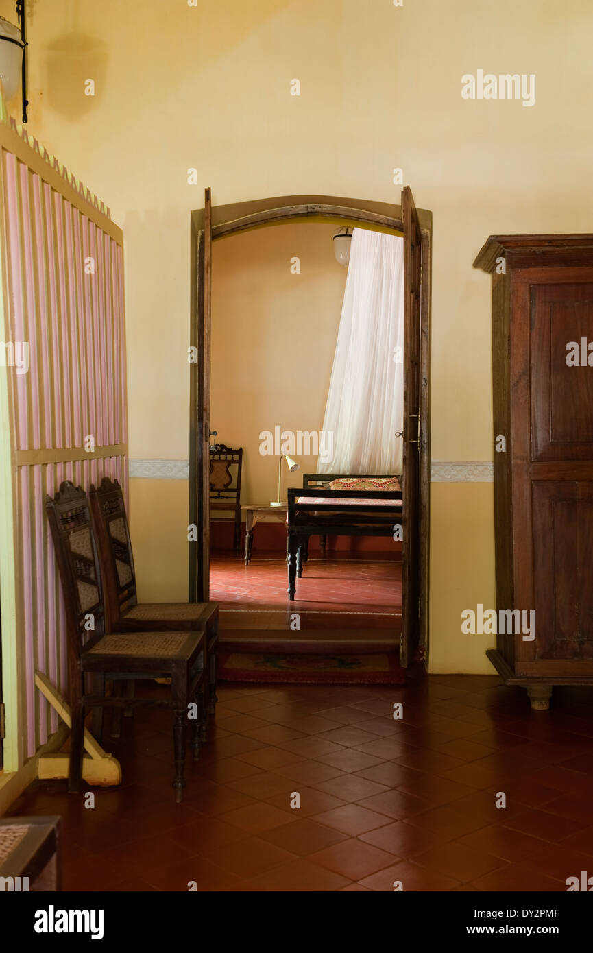 Bildschirm-Partition mit Blick durch die offene Tür zu Zimmer in Goa-Haus Stockfoto