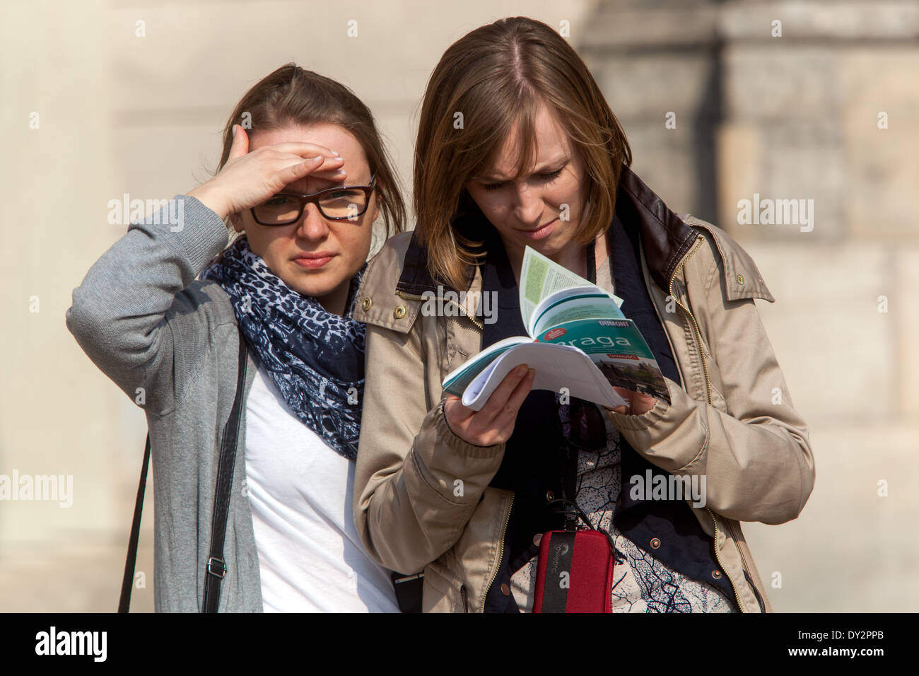 Zwei Frauen reisen mit Reiseführer, Prag Touristische Tour Tschechische Republik Reiseführer Buch Stockfoto