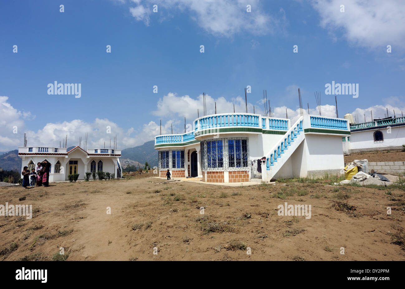 Das neu gebaute moderne Häuser in einem Highland Dorf. Verstärkende Stahlstäben erheben sich aus dem Dach bereit für eine zweite Geschichte. Stockfoto