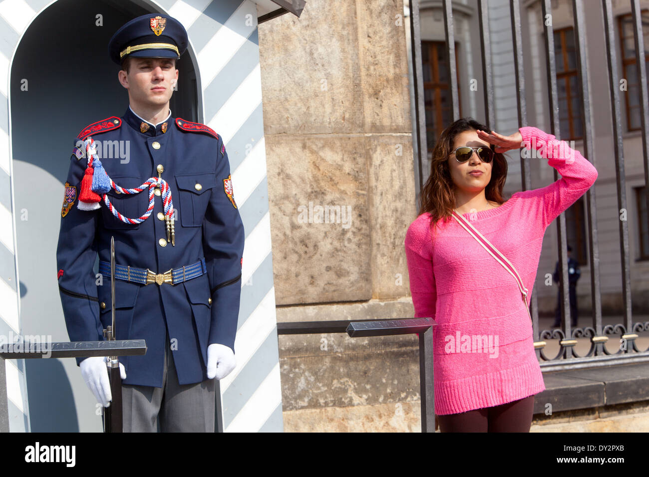 Prager Burgwächter, Comic-Frau, Tschechische Republik, Prager Tourist, Wache auf der Prager Burg Stockfoto