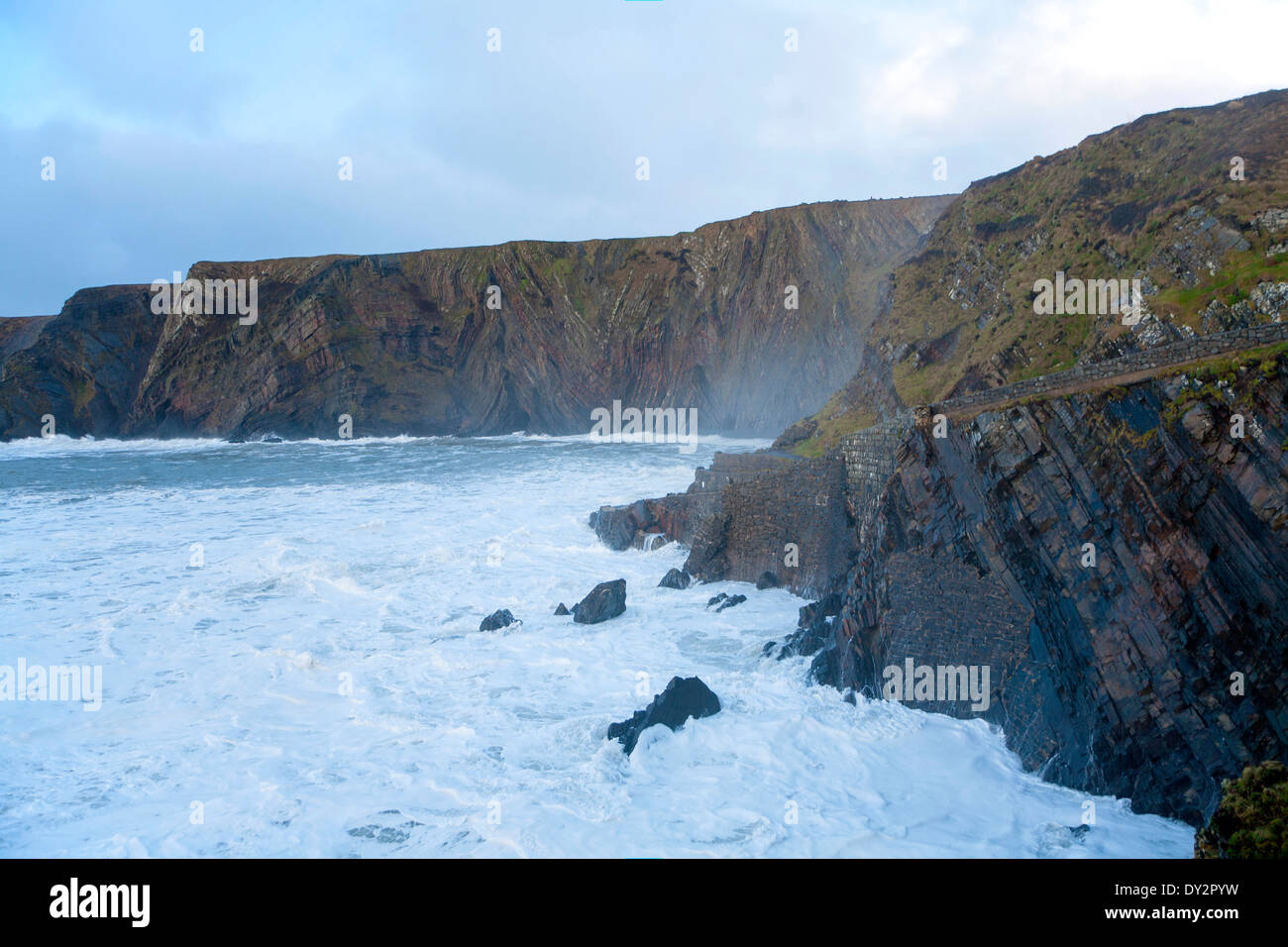 Großen Atlantic Sturm-Wellen, die auf schroffen Felsenküste am Hartland Quay, North Devon, England Stockfoto