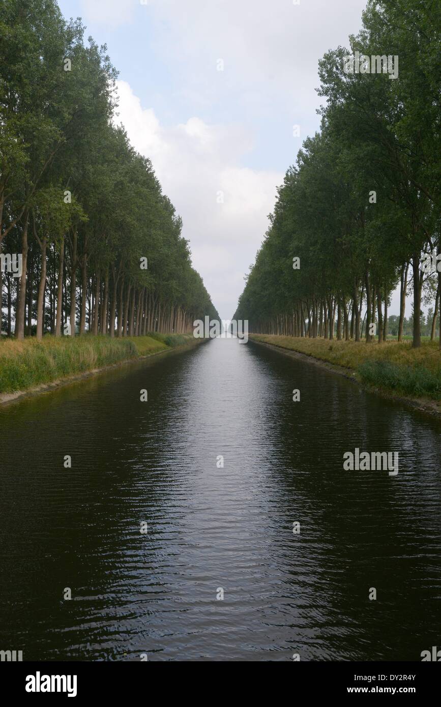 Leopold Kanal Links Boekhoute und Heist-Aan-Zee in Flandern. August 2013 Stockfoto