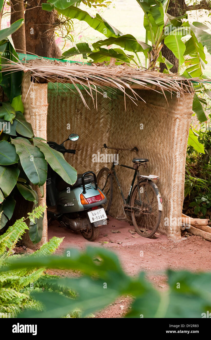 Motorrad und Fahrrad in Bambus Tierheim von Goa nach Hause Stockfoto