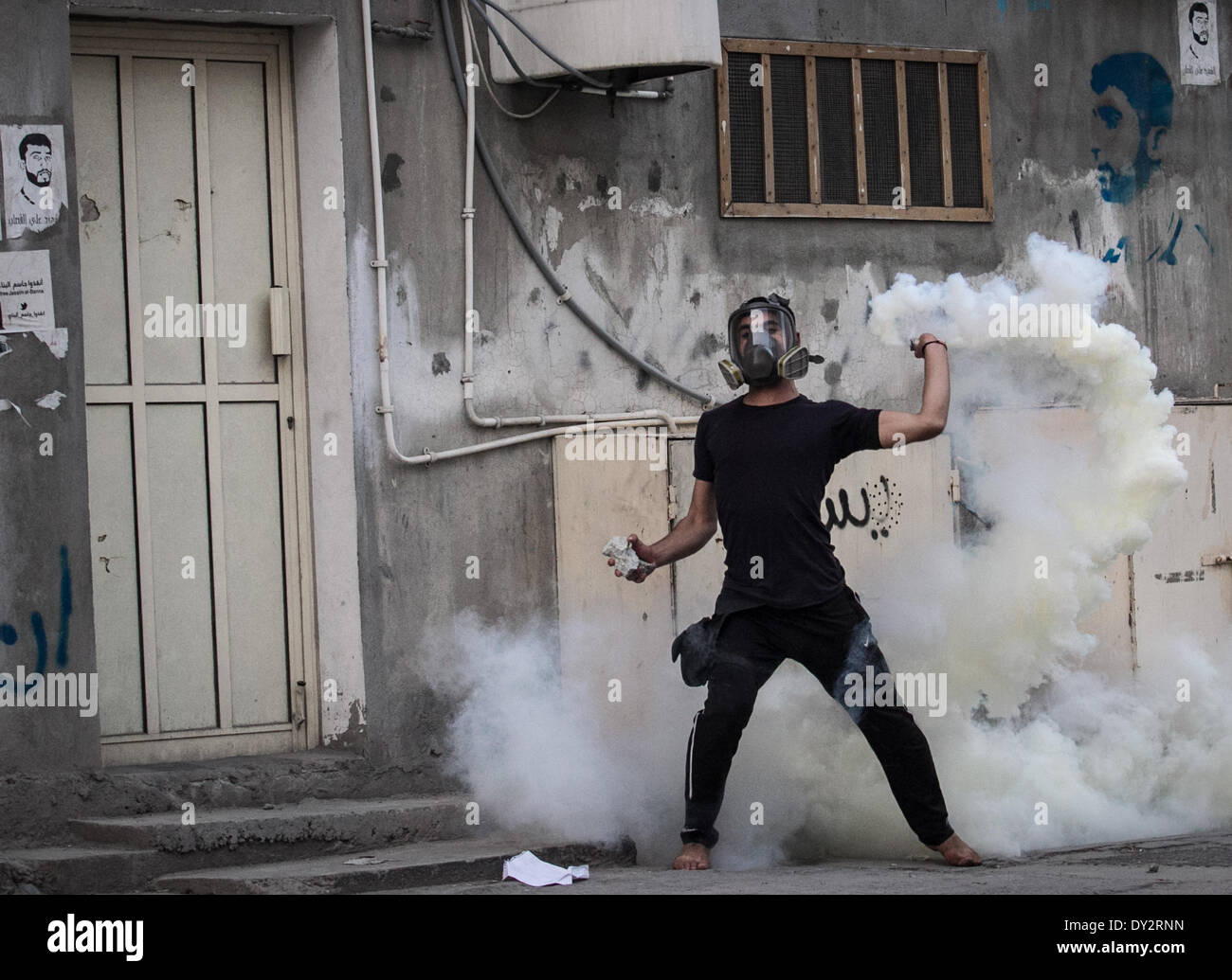 Janosan, Vereinigte Arabische Emirate. 4. April 2014. Kundgebung der Opposition zum Sturz der Diktatur Demonstranten fordern aufgeworfenen politischen Gefangenen Bilder und Plakate weigert, F1-Rennen, Zusammenstößen begann nach der Rallye am 4. April 2014, in Janosan, Vereinigte Arabische Emirate. (Foto von Ahmed AlFardan/NurPhoto) Bildnachweis: Ahmed Alfardan/NurPhoto/ZUMAPRESS.com/Alamy Live-Nachrichten Stockfoto
