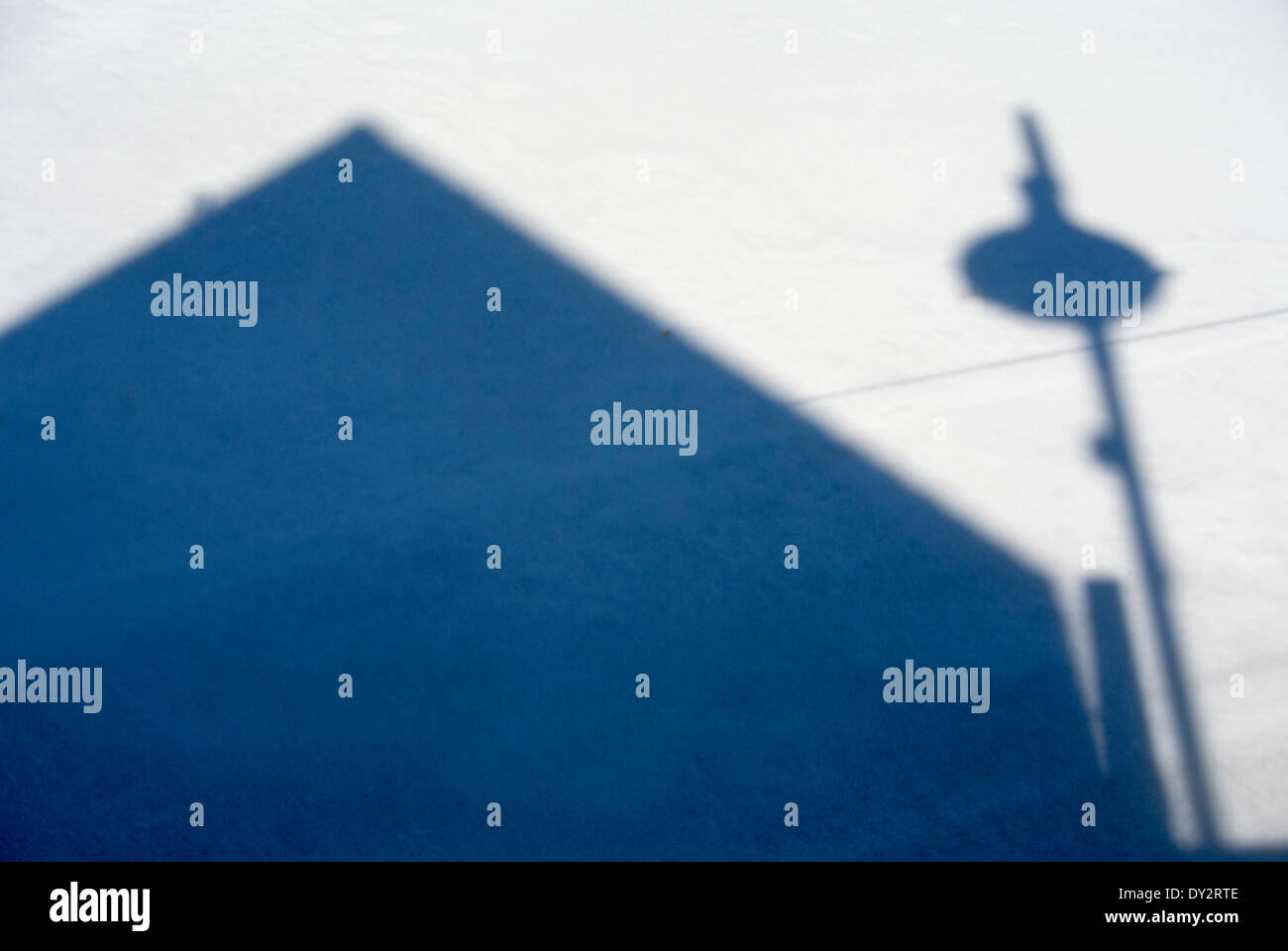 Schatten Sie auf dem Schnee. Stockfoto