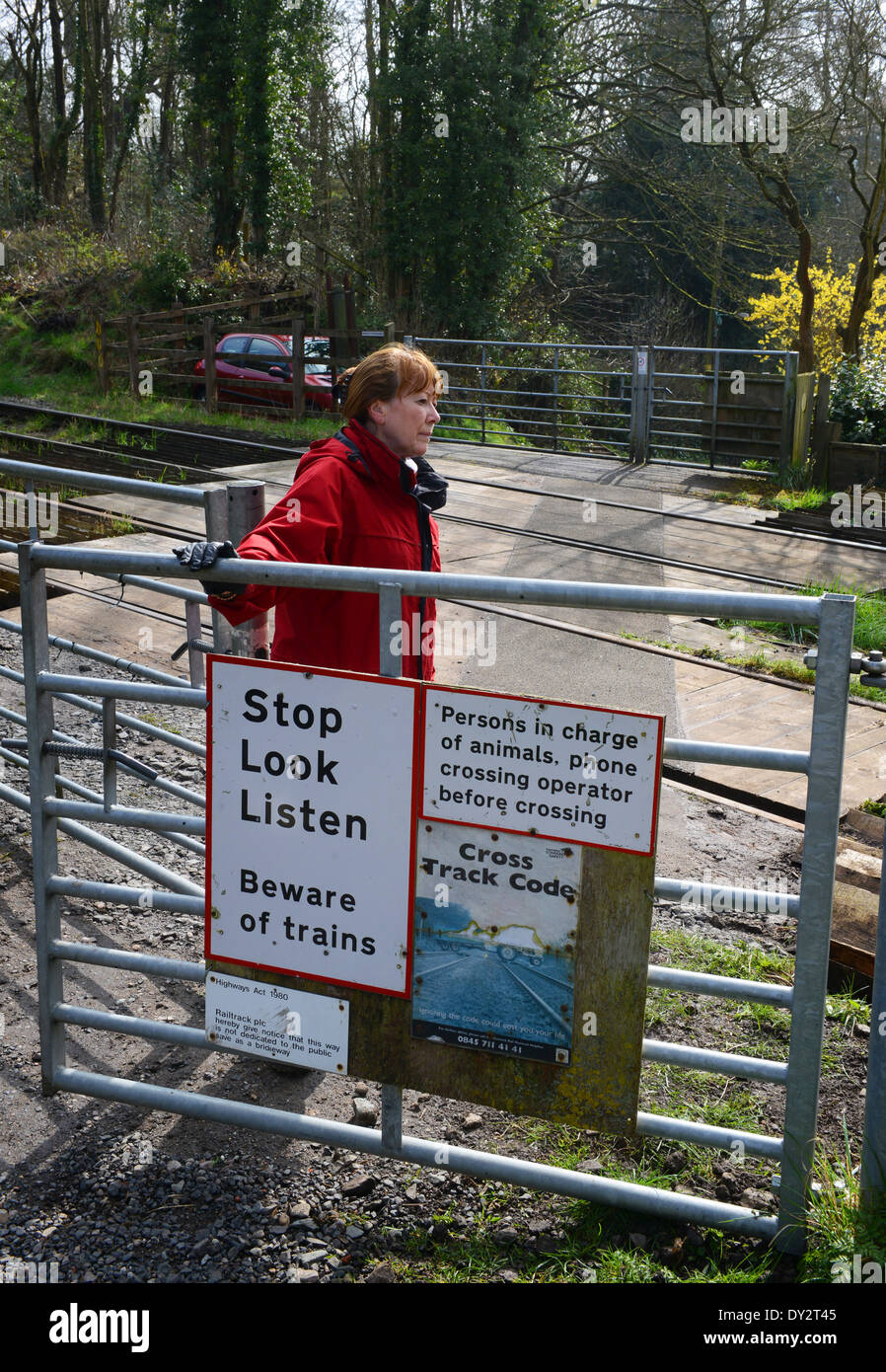 Frau Fußgänger im ländlichen Linie Bahnübergang gate uk Stockfoto