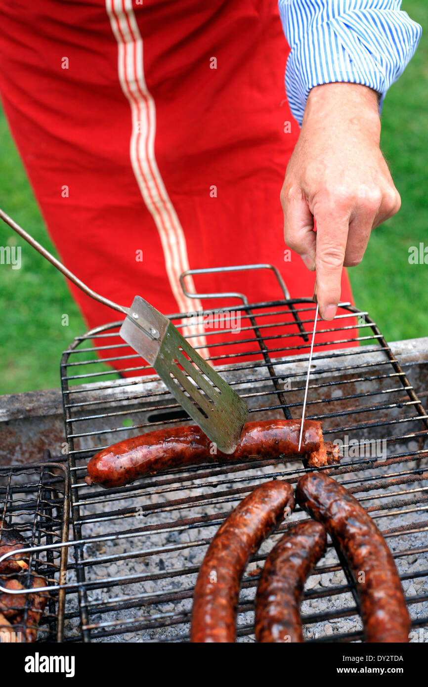 Reifer Mann kochen bei einem barbecue Stockfoto