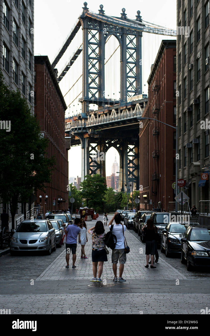 Menschen machen Sie Fotos von der Manhattan Bridge Stockfoto