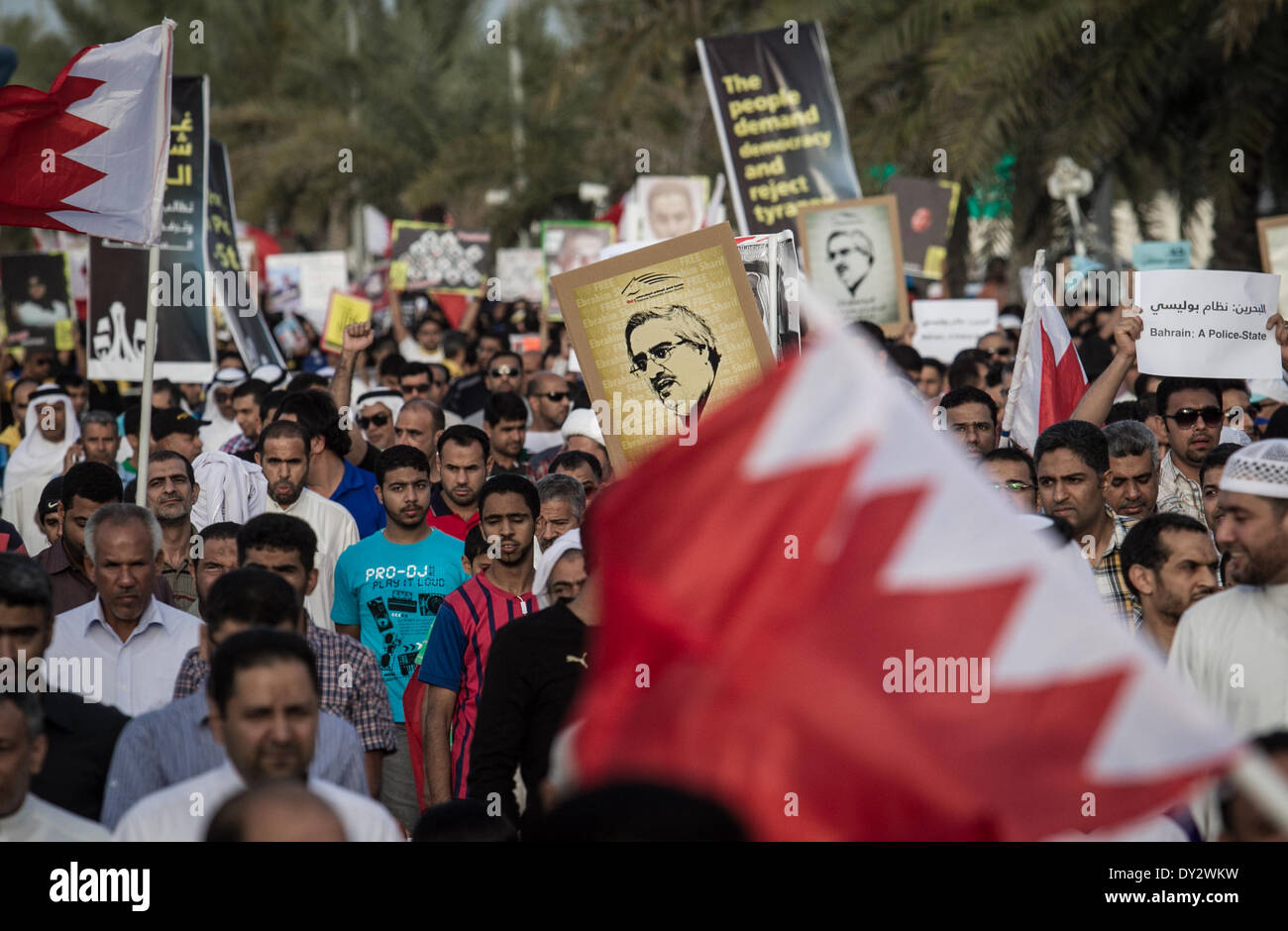 Janosan, Vereinigte Arabische Emirate. 4. April 2014. Kundgebung der Opposition zum Sturz der Diktatur Demonstranten fordern aufgeworfenen politischen Gefangenen Bilder und Plakate weigert, F1-Rennen, Zusammenstößen begann nach der Rallye am 4. April 2014, in Janosan, Vereinigte Arabische Emirate. (Foto von Ahmed AlFardan/NurPhoto) Bildnachweis: Ahmed Alfardan/NurPhoto/ZUMAPRESS.com/Alamy Live-Nachrichten Stockfoto