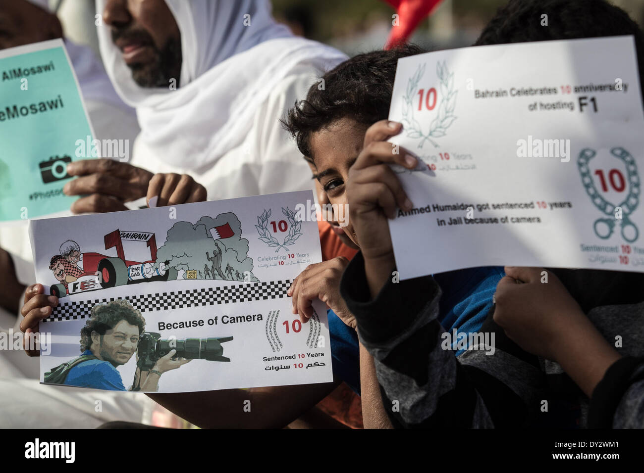 Janosan, Vereinigte Arabische Emirate. 4. April 2014. Kundgebung der Opposition zum Sturz der Diktatur Demonstranten fordern aufgeworfenen politischen Gefangenen Bilder und Plakate weigert, F1-Rennen, Zusammenstößen begann nach der Rallye am 4. April 2014, in Janosan, Vereinigte Arabische Emirate. (Foto von Ahmed AlFardan/NurPhoto) Bildnachweis: Ahmed Alfardan/NurPhoto/ZUMAPRESS.com/Alamy Live-Nachrichten Stockfoto