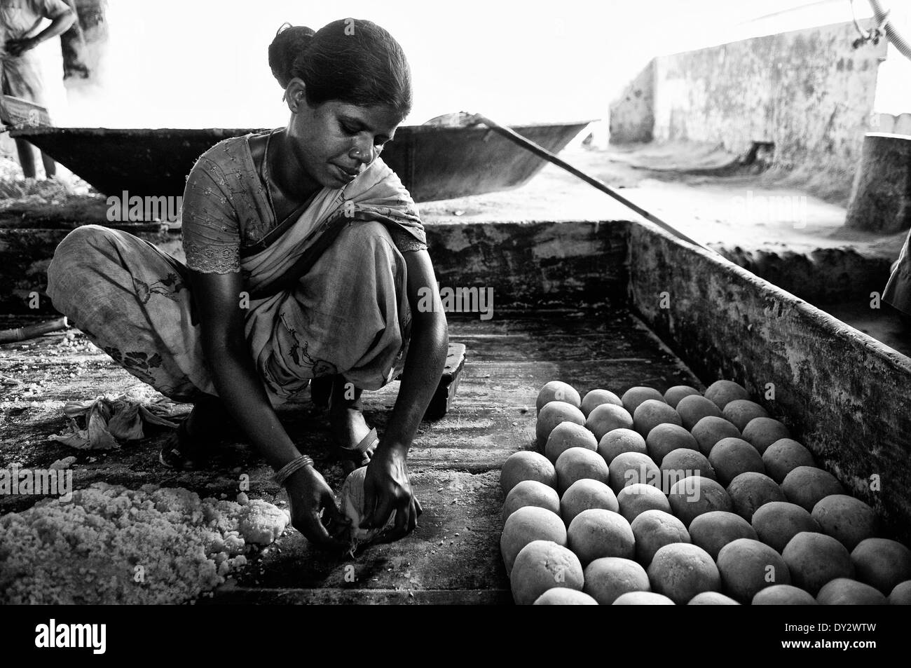 Eine Frau arbeitet bei einer lokalen Zuckerrohr-Plantage in Erode, Indien. Stockfoto
