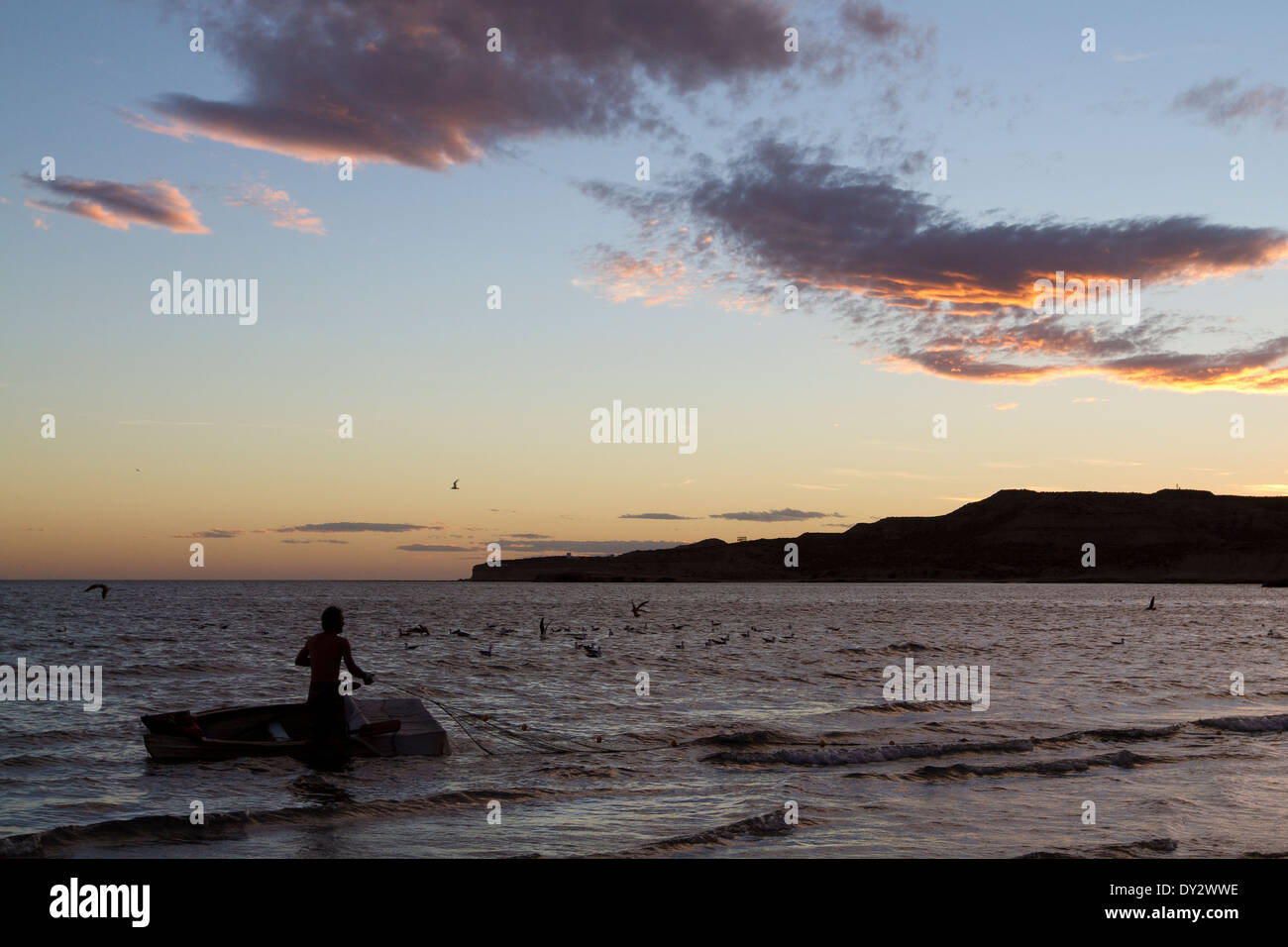 Argentinien Sonnenuntergang Himmel mit Fischer am Strand von Puerto Pirámides, Peninsula Valdes, Valdez, Patagonien, Argentinien. Stockfoto