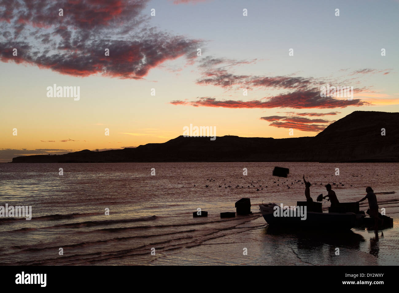 Argentinien Sonnenuntergang Himmel mit Fischer am Strand von Puerto Pirámides, Peninsula Valdes, Valdez, Patagonien, Argentinien. Stockfoto