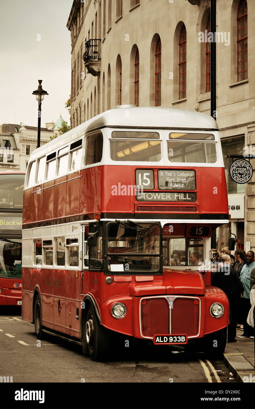 Vintage red Bus in der Straße Stockfoto