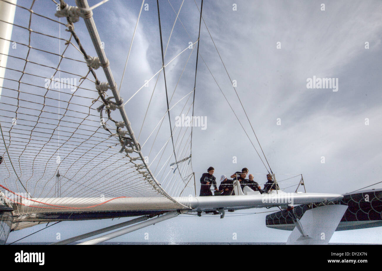 An Bord Hydroptere DCNS Alain Thebault und seine Crew (Yves Parlier, Jean le Cam, Jacques Vincent, Luc Alphand) während die Tannen Stockfoto