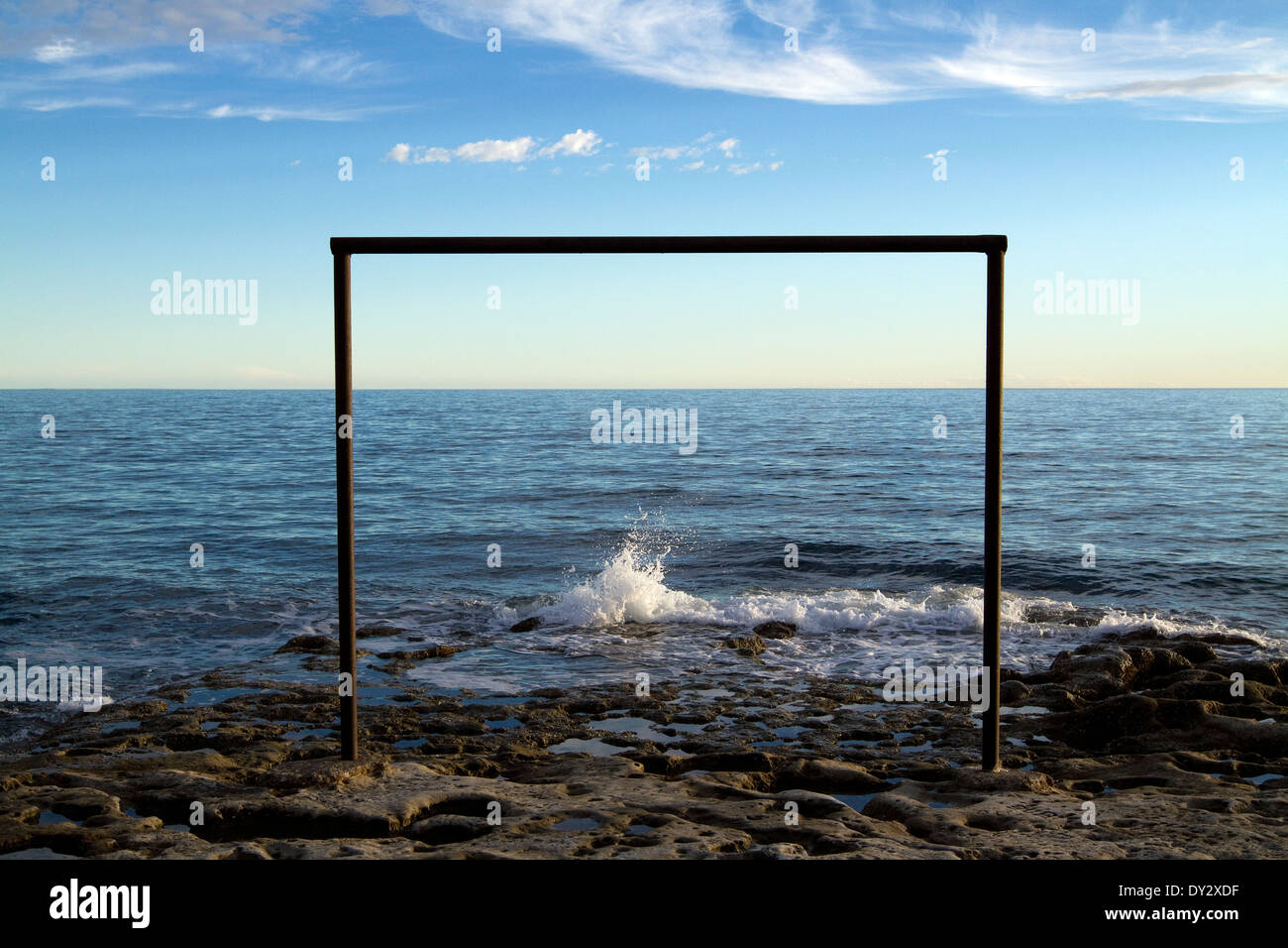 Strand und Sonnenuntergang mit interaktiver Kunst in Puerto Piramides, Halbinsel Valdes, Valdez, Patagonien, Argentinien. Stockfoto