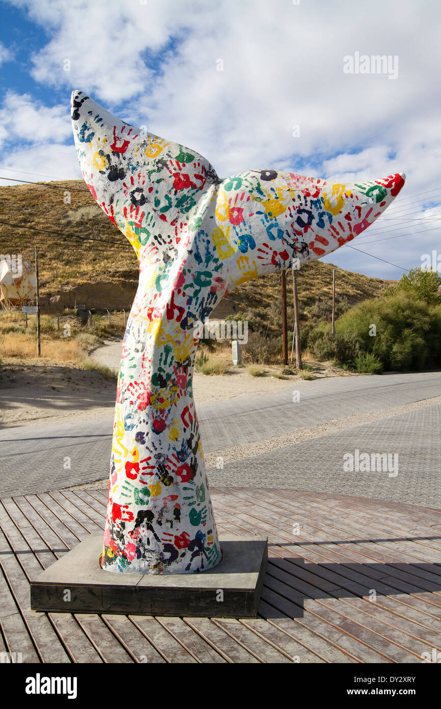 Whale Tail, Egel, street-Art-Skulptur am Kreisverkehr in Puerto Piramides, Argentinien. Stockfoto