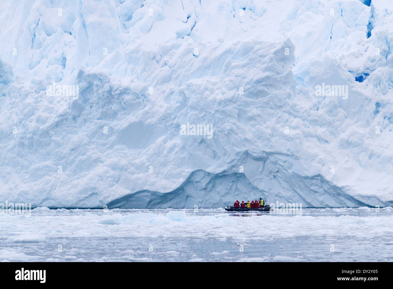Antarktis Tourismus unter die Landschaft aus Eisberg, Gletscher und Eis mit Touristen im Tierkreis. Antarktische Halbinsel. Stockfoto
