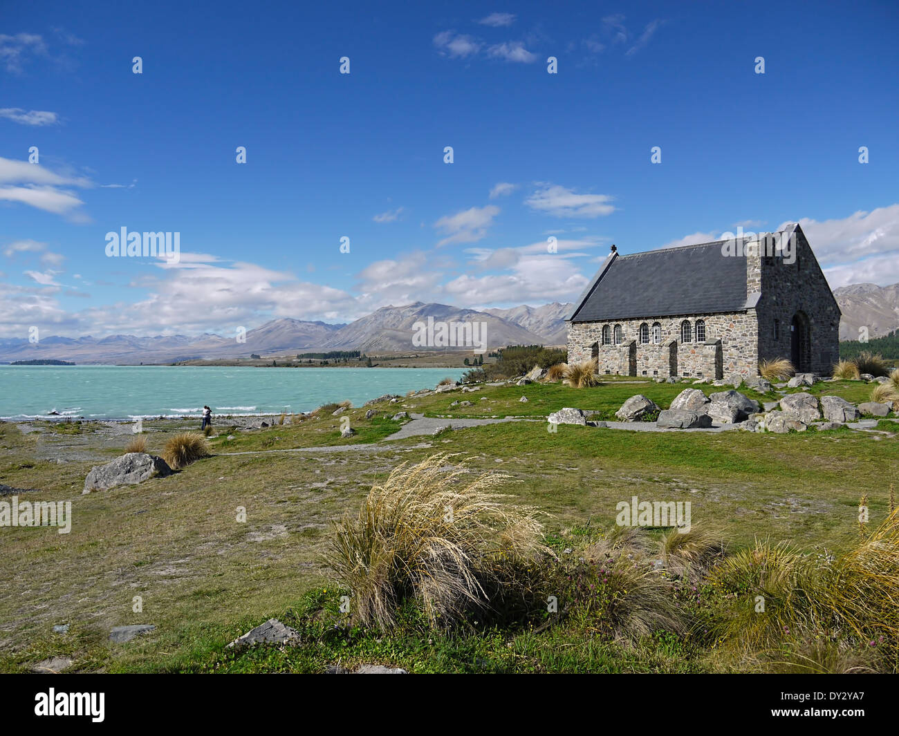 Lake Tekapo und die Kirche des guten Hirten, Südinsel, Neuseeland, mit beiden Daumen Bergkette im Hintergrund. Stockfoto