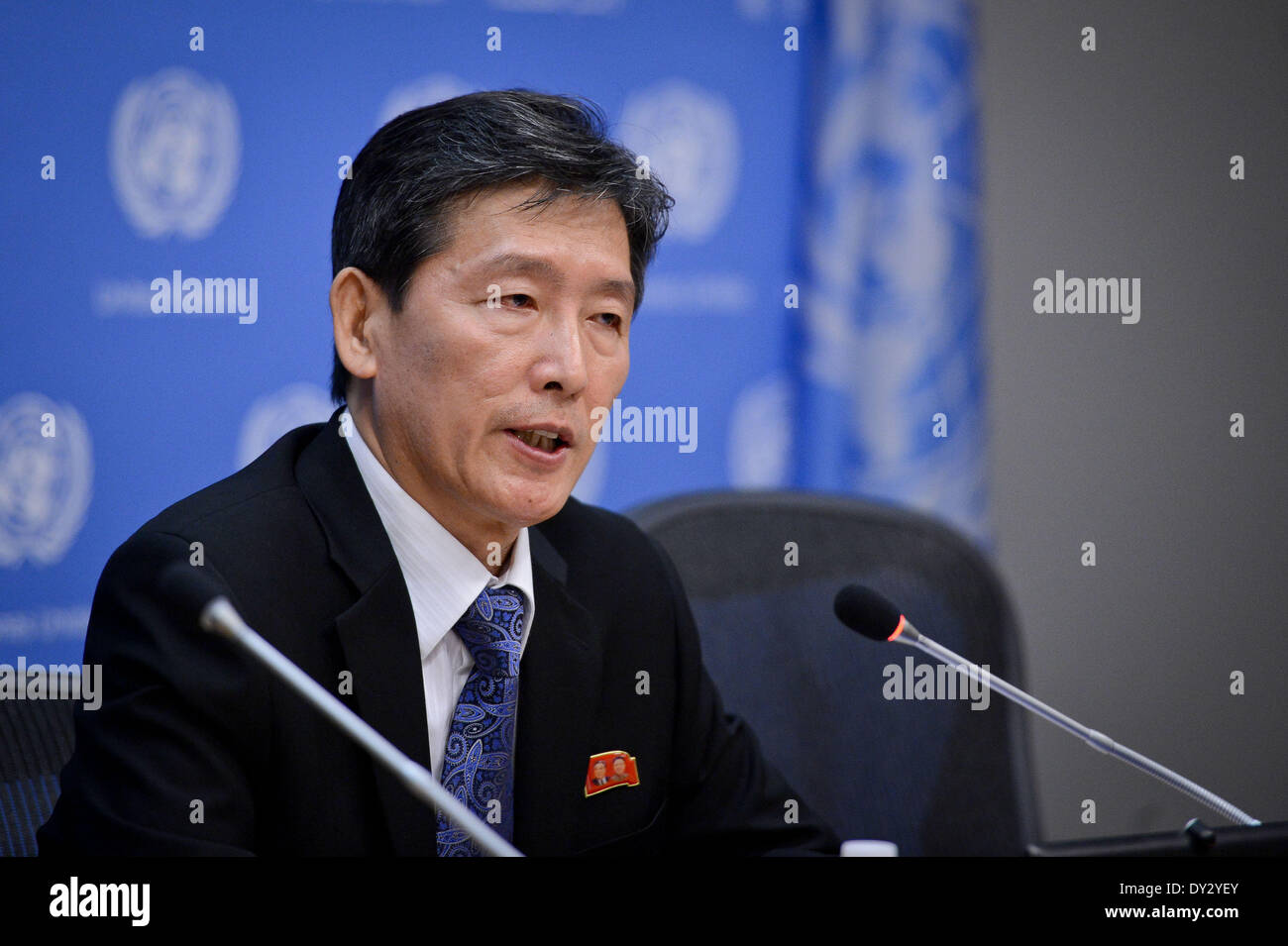 (140404)--New York, 4. April 2014 (Xinhua)--Ri Tong-Il, stellvertretender Ständiger Vertreter der Demokratischen Volksrepublik Korea (DVRK) bei den Vereinten Nationen spricht während eines Pressegesprächs auf der UN-Hauptquartier in New York, am 4. April 2014. Demokratische Volksrepublik Korea (DVRK), sagte Schuld der USA für Steigerung der Spannungen auf der koreanischen Halbinsel, am Freitag, dass es eine "rote Linie", warnt Washington nicht zu überqueren in seiner Bewerbung für einen "Regimewechsel" in Pjöngjang zeichnete. (Xinhua/Niu Xiaolei) Stockfoto