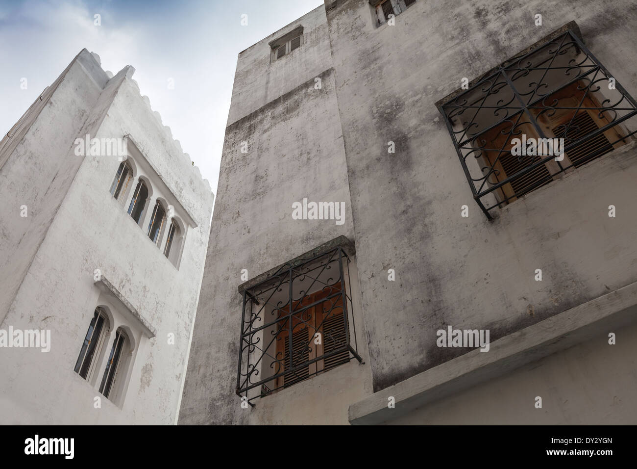 Weiße Häuser und blauer Himmel. Madina, Altstadt von Tanger, Marokko Stockfoto