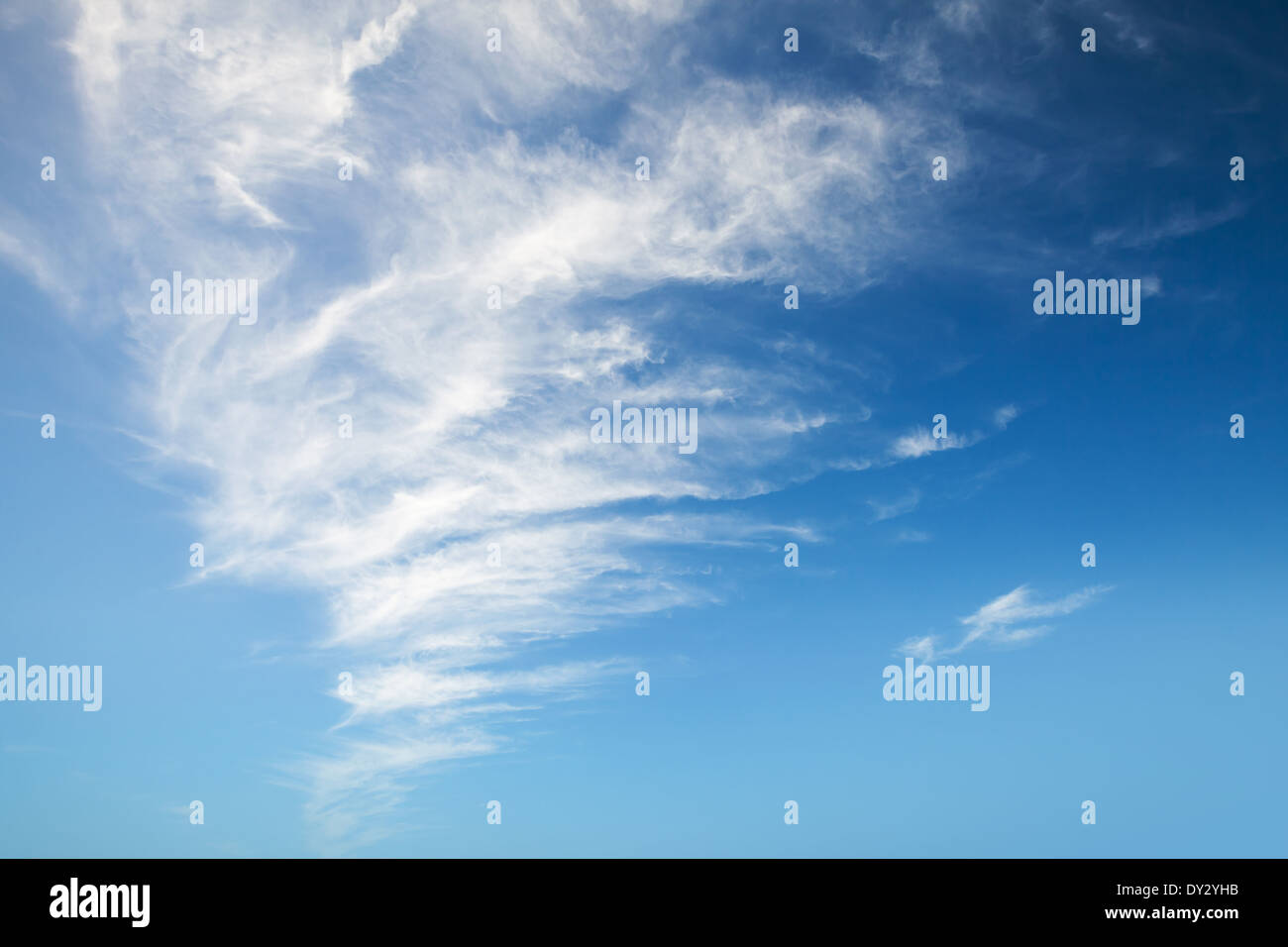 Blauer Himmel mit Wolken. Hintergrundtextur Foto Stockfoto