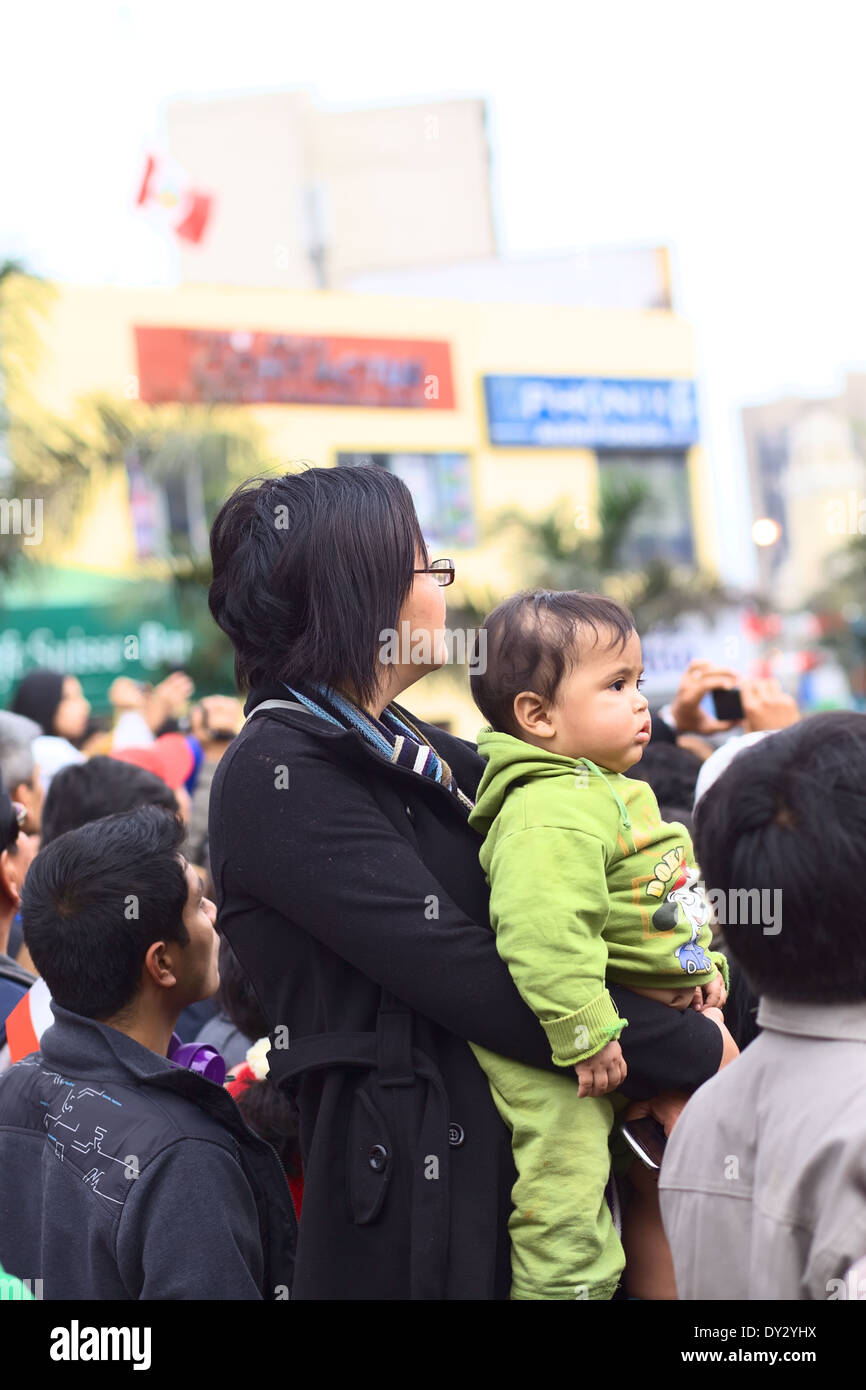 Unbekannte Frau mit einem jungen Kind auf die Wong-Parade in Miraflores, Lima, Peru Stockfoto