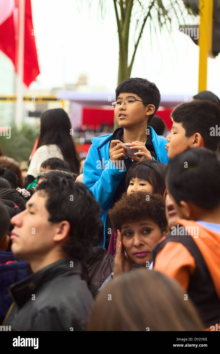Nicht identifizierte Kinder beobachten die Wong-Parade in Miraflores, Lima, Peru Stockfoto