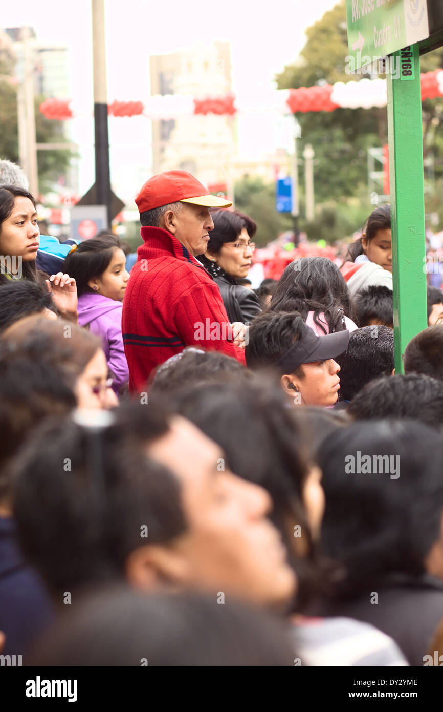 Unbekannte Leute zu beobachten die Wong-Parade in Miraflores, Lima, Peru Stockfoto