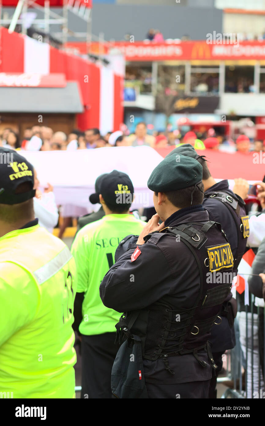 Nicht identifizierte Polizisten auf der Wong-Parade in Miraflores, Lima, Peru Stockfoto