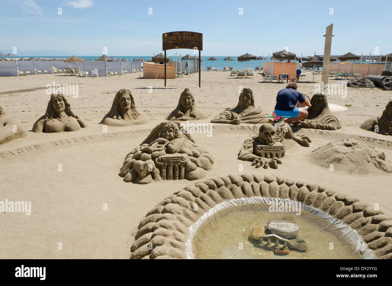 Sandskulpturen, Vertreter der griechischen und römischen Personen am Strand von Fuengirola, Spanien gemacht worden. Stockfoto