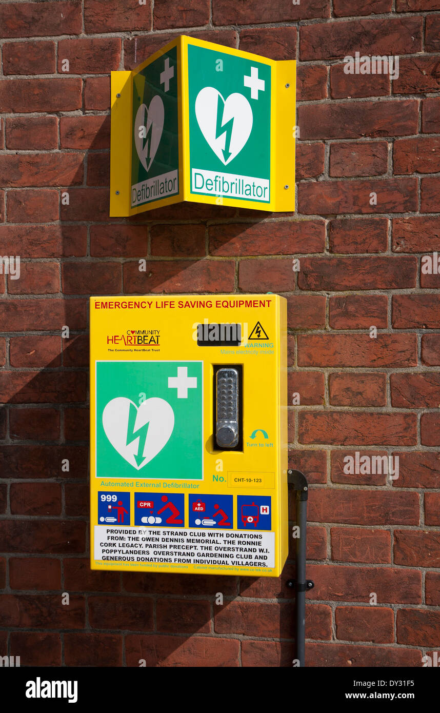 Defibrillator Notfall lebensrettende Ausrüstung montiert an der Wand für die öffentliche Nutzung, Overstrand, Norfolk, England Stockfoto