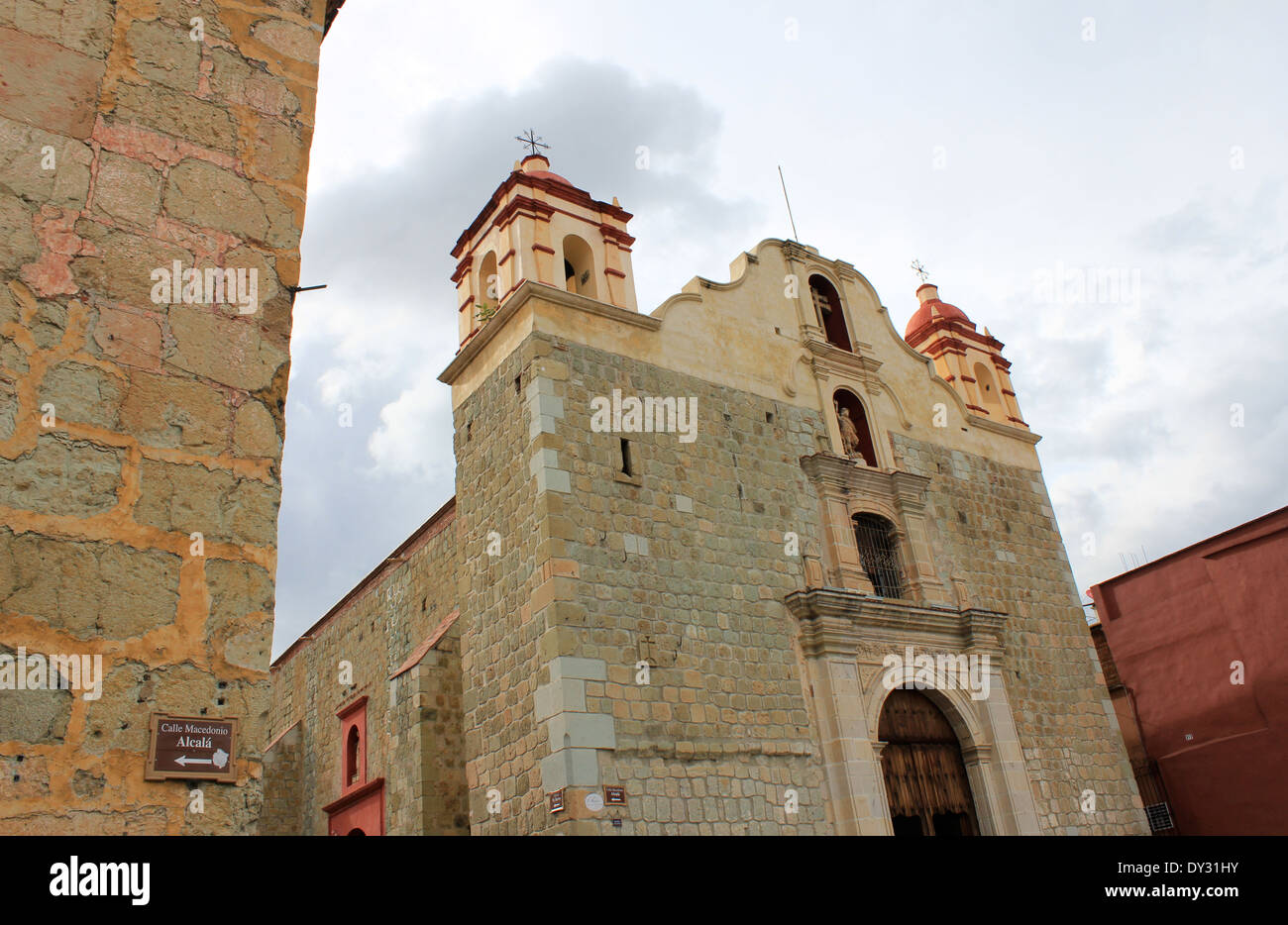 Kleine Kirche in lokalen grünen Stein in Oaxaca, Mexiko Stockfoto