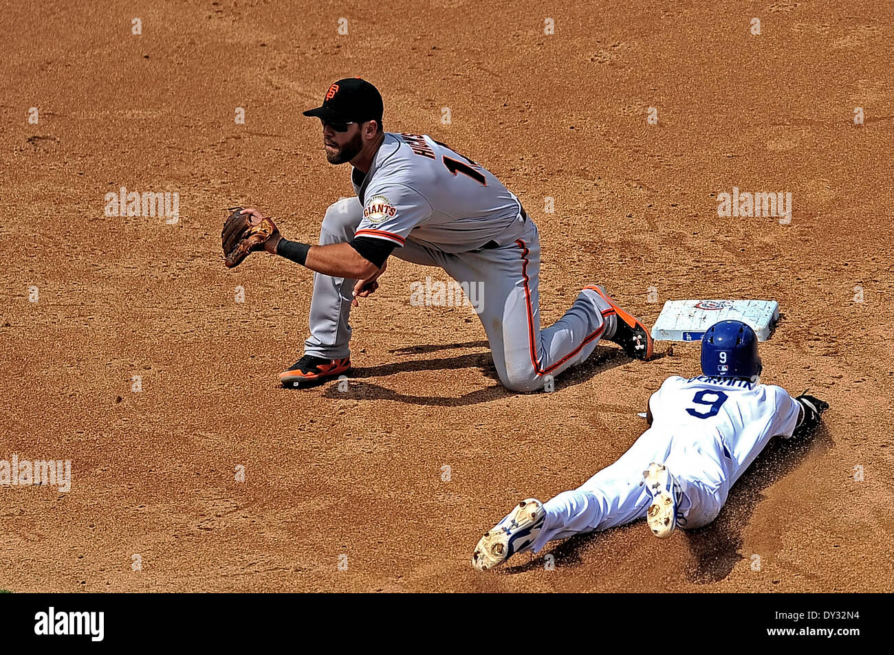 Los Angeles, CA, USA. 4. April 2014. Los Angeles Dodgers zweiter Basisspieler Dee Gordon #9 stiehlt zweiten Base im dritten Inning als San Francisco Giants Shortstop ist Brandon Hicks #14 spät am Tag während der Major League Baseball Spiel Home Opener zwischen den San Francisco Giants und die Los Angeles Dodgers an Dodger Stadium.The San Francisco Giants besiegen die Los Angeles Dodgers 8-4.Louis Lopez/CSM/Alamy Live News Stockfoto