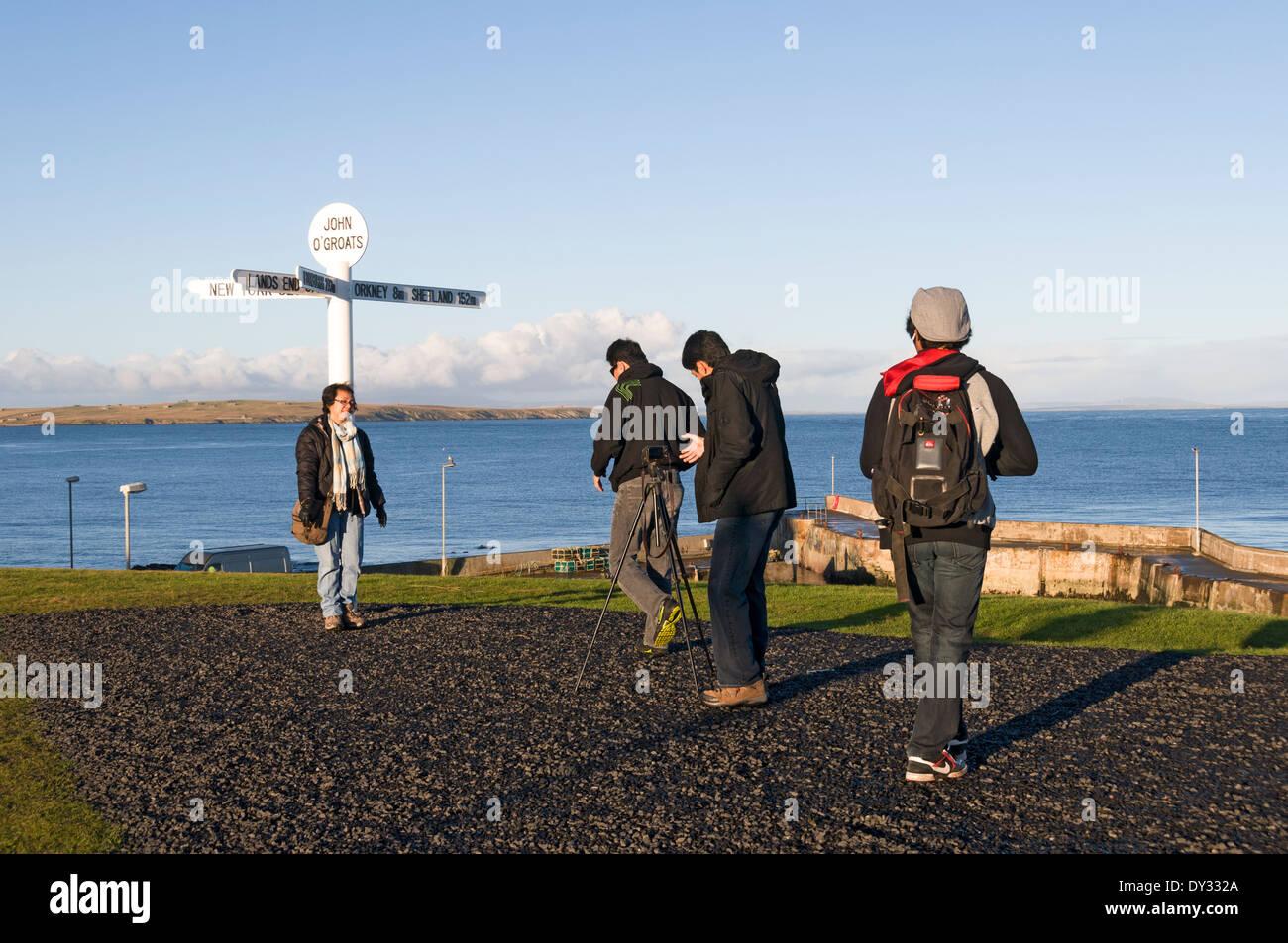 Touristen auf den Wegweiser zu unterzeichnen, in John o' Groats, Caithness, Schottland, UK Stockfoto