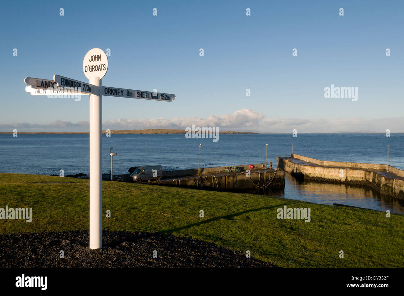 Der Hafen und die Wegweiser zu unterzeichnen, in John o' Groats, Caithness, Schottland, UK Stockfoto