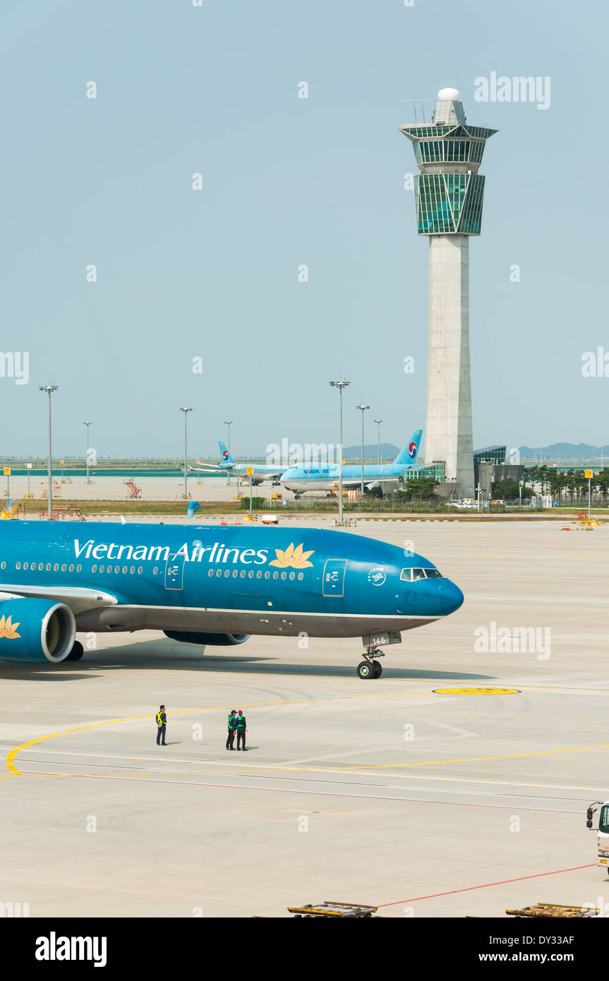 Ein Vietnam Airlines Flugzeug sitzt auf dem Rollfeld am Flughafen Incheon in Südkorea. Stockfoto