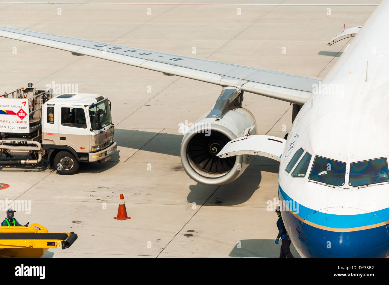 Ein Flugzeug ist auf dem Laufsteg vor dem Start betankt. Stockfoto