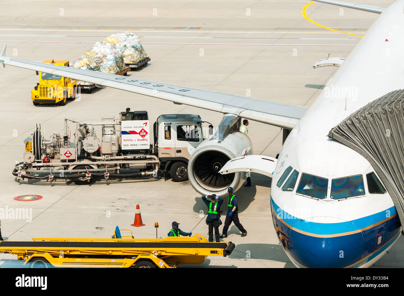 Ein Flugzeug ist auf dem Laufsteg vor dem Start betankt. Stockfoto